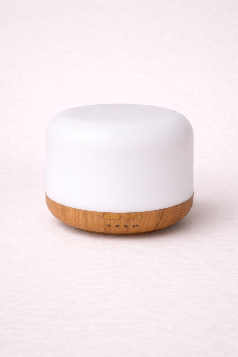 Difuzor ultrasonic electric pentru uleiuri esentiale, cu alimentare USB si design compact, vazut frontal