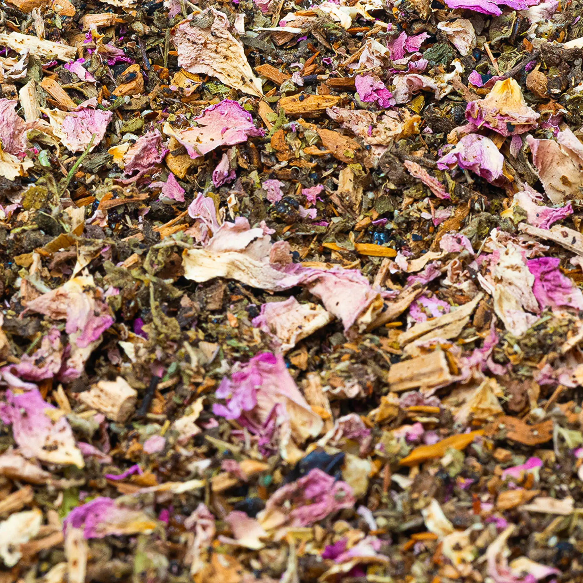 Detaliu de amestec botanic ELARUNA pentru fumigatie, cu petale uscate, rasini naturale si fragmente vegetale în nuante calde.
