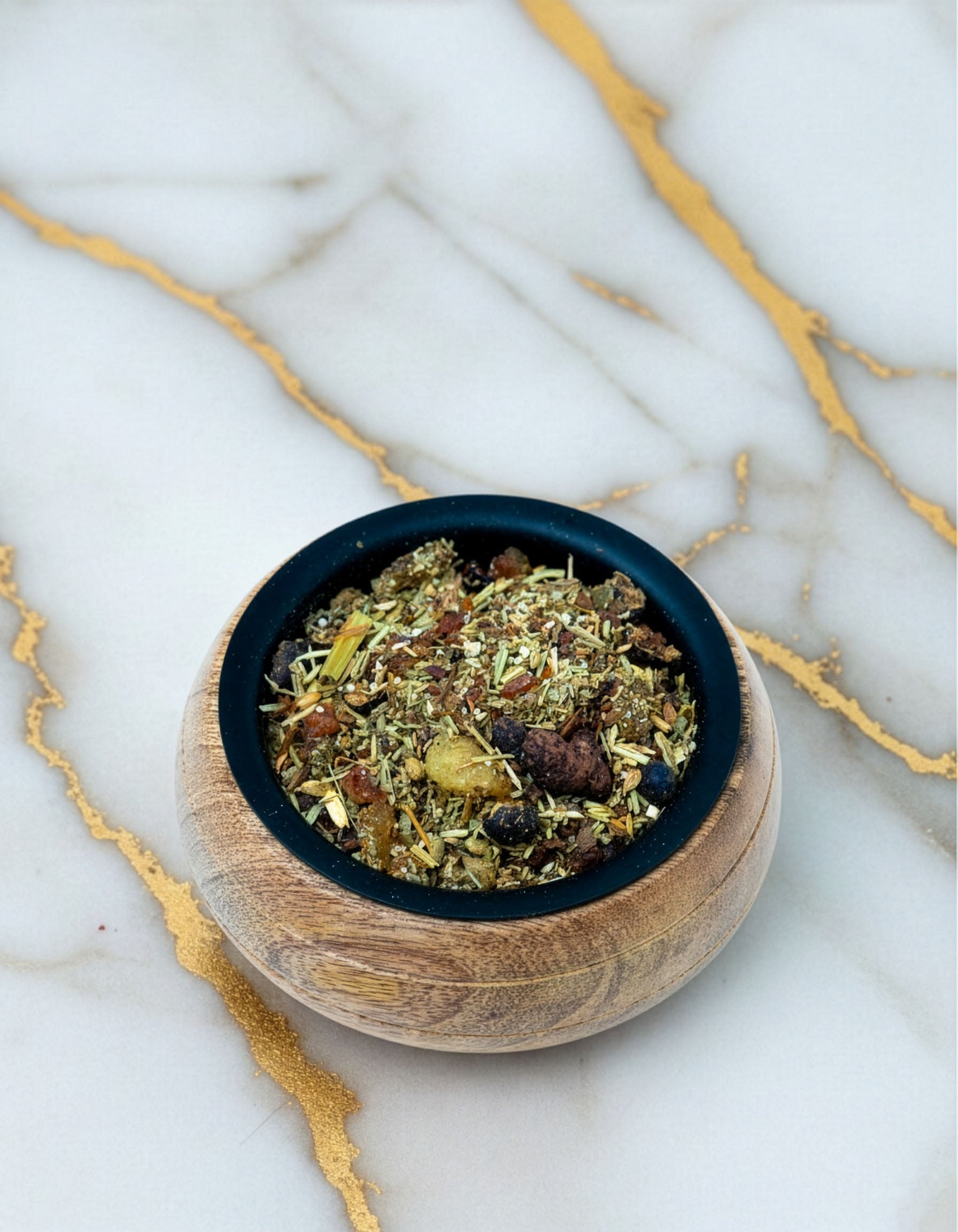 Blend botanic Santhara pentru fumigatie, amestec de plante sacre si rasini naturale intr-un bol din lemn