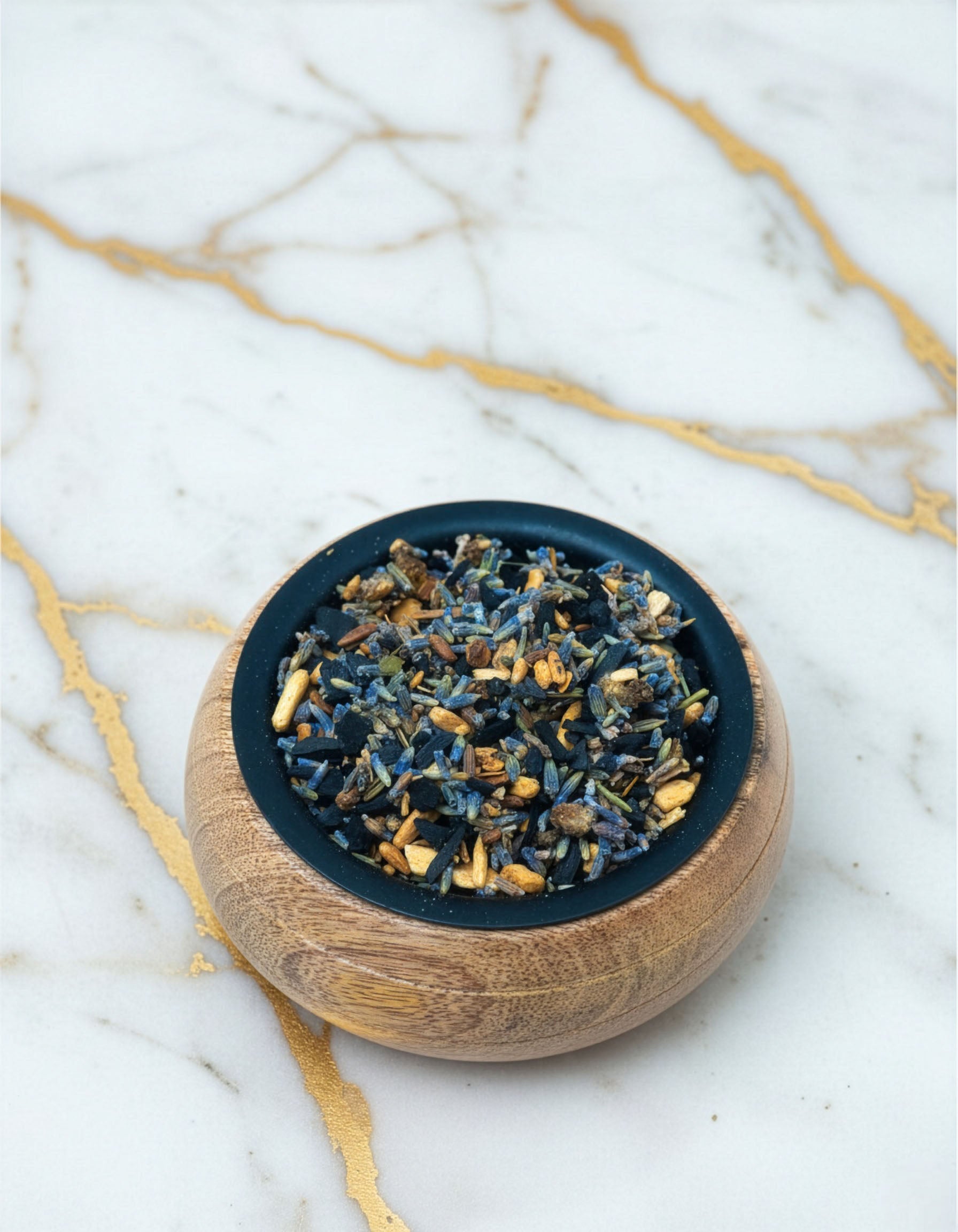 Blend botanic Selunai pentru fumigatie, compozitie ritualica din plante si rasini intr-un bol din lemn