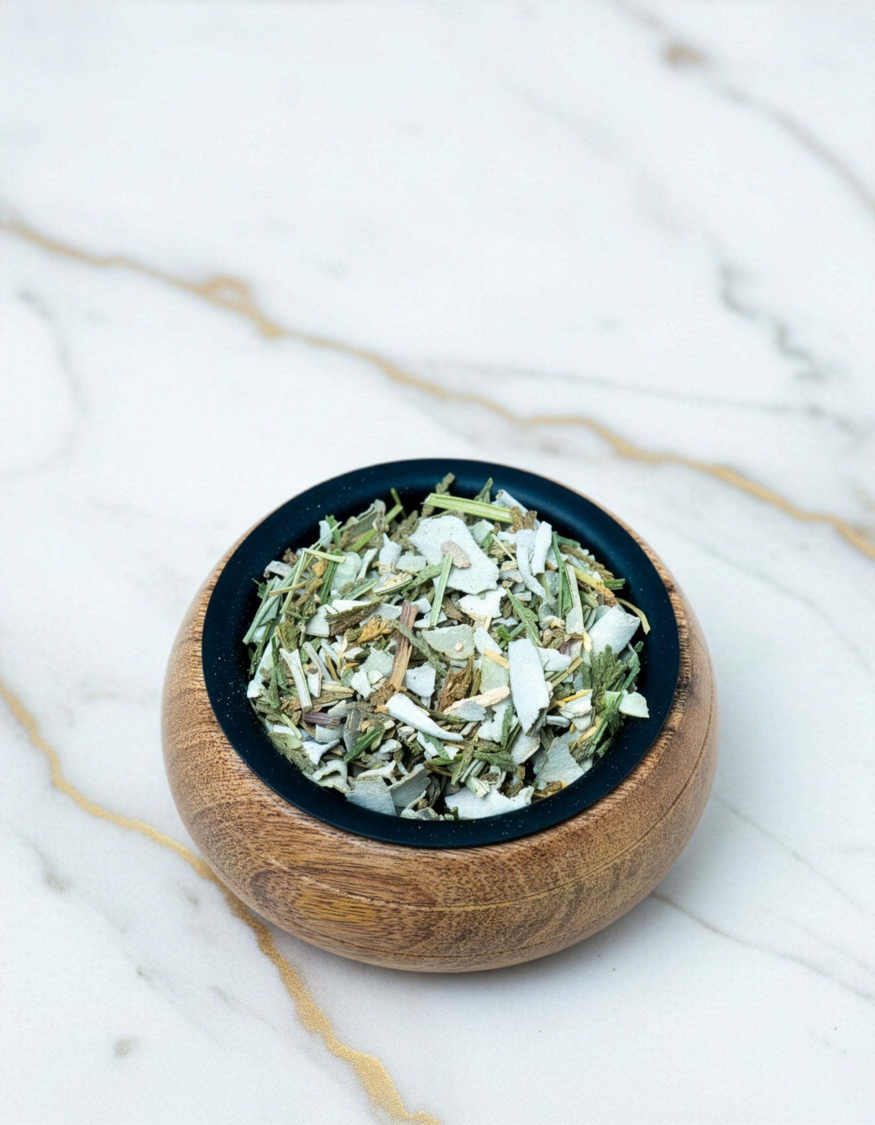 Blend botanic Ashira pentru fumigatie, compozitie din plante si rasini sacre intr-un bol din lemn