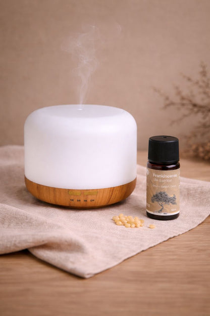 Difuzor ultrasonic USB pentru uleiuri esentiale, in context ritualic, alaturi de ulei esential si tamaie