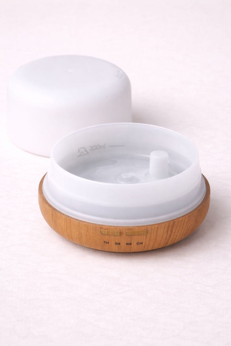 Rezervor de apa de 300 ml al difuzorului ultrasonic pentru uleiuri esentiale, cu capac detasat, vazut de sus