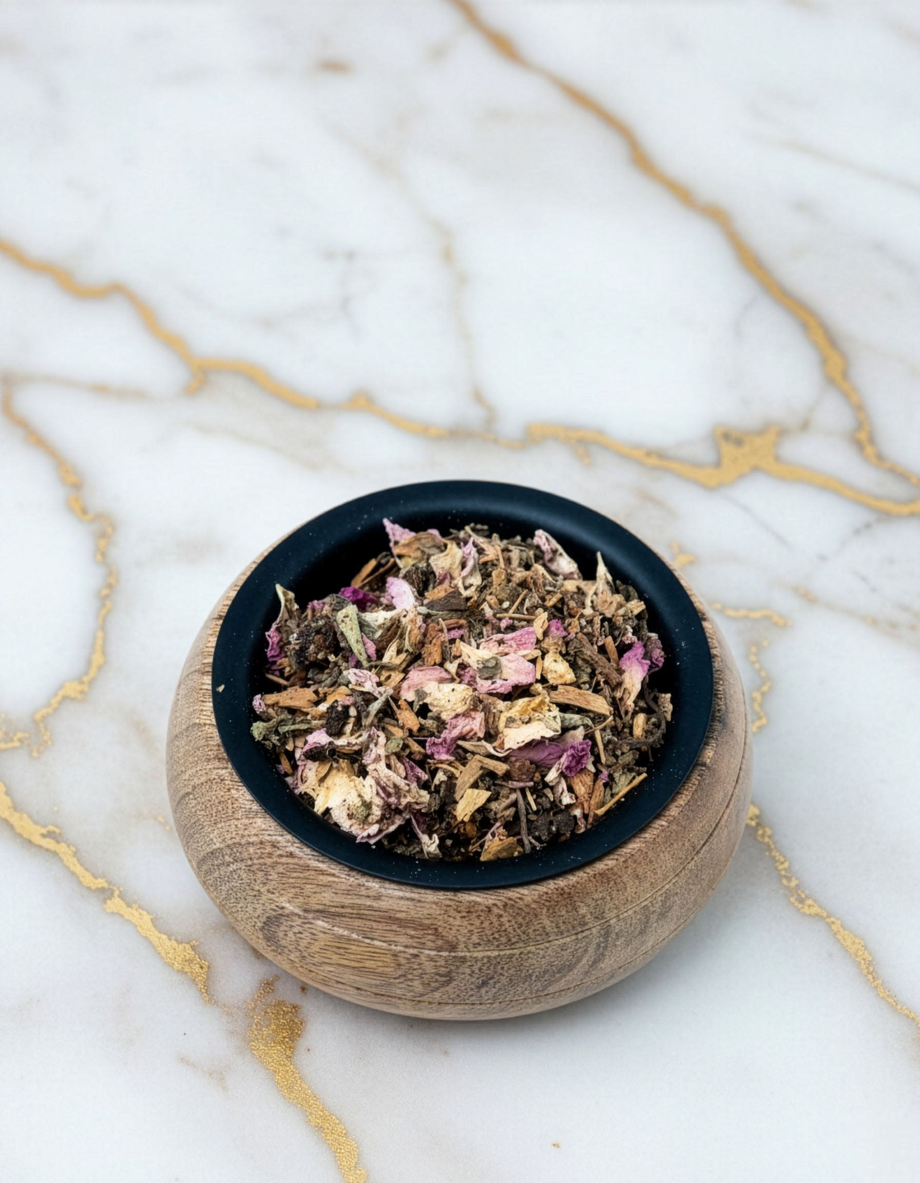 Blend botanic Elaruna pentru fumigatie, amestec de plante si rasini naturale prezentat intr-un bol din lemn