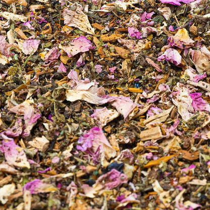 Detaliu de amestec botanic ELARUNA pentru fumigatie, cu petale uscate, rasini naturale si fragmente vegetale în nuante calde.