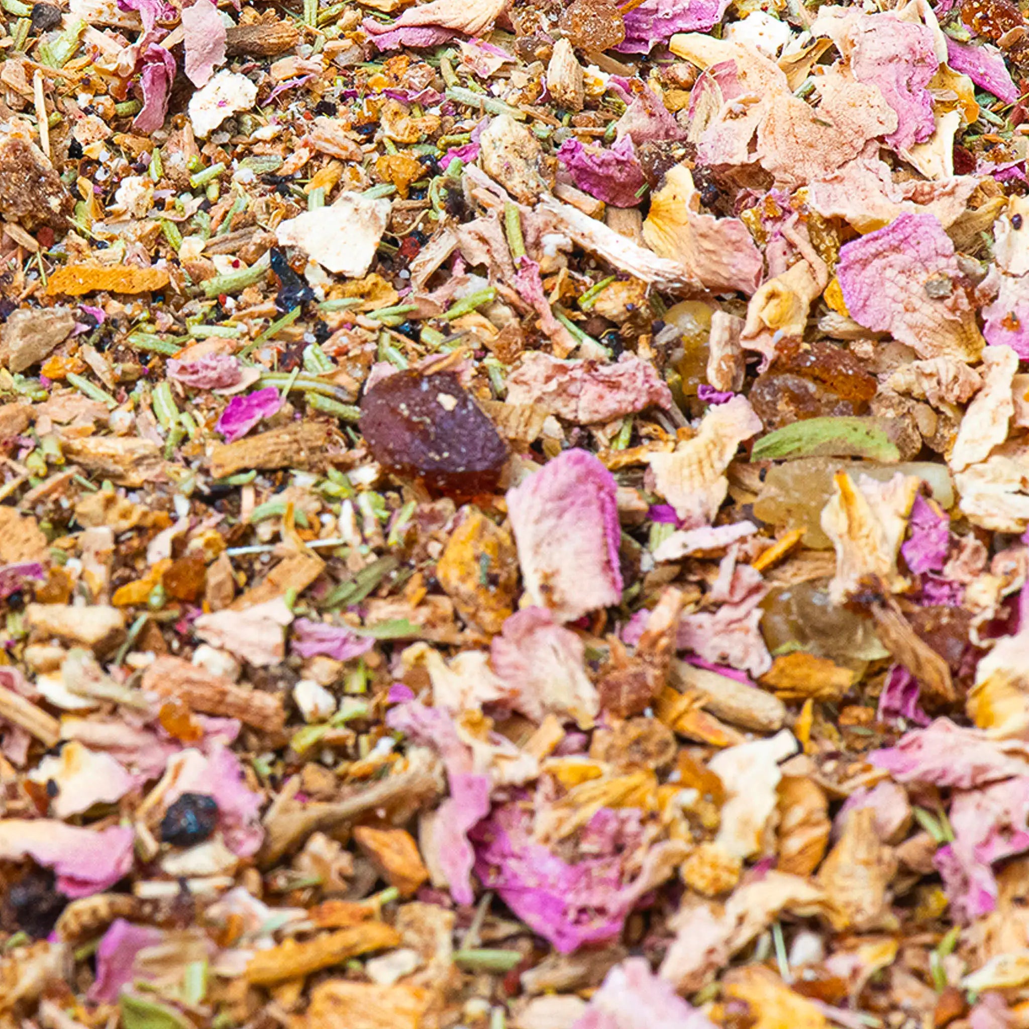 Textura de blend botanic NIREYA pentru fumigatie, cu rasini, plante uscate si elemente naturale in tonuri pamantii.