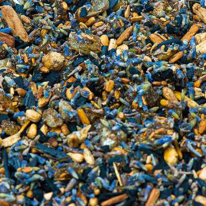 Detaliu de amestec botanic SELUNAI pentru fumigatie, cu plante uscate, seminte si accente albastre naturale.