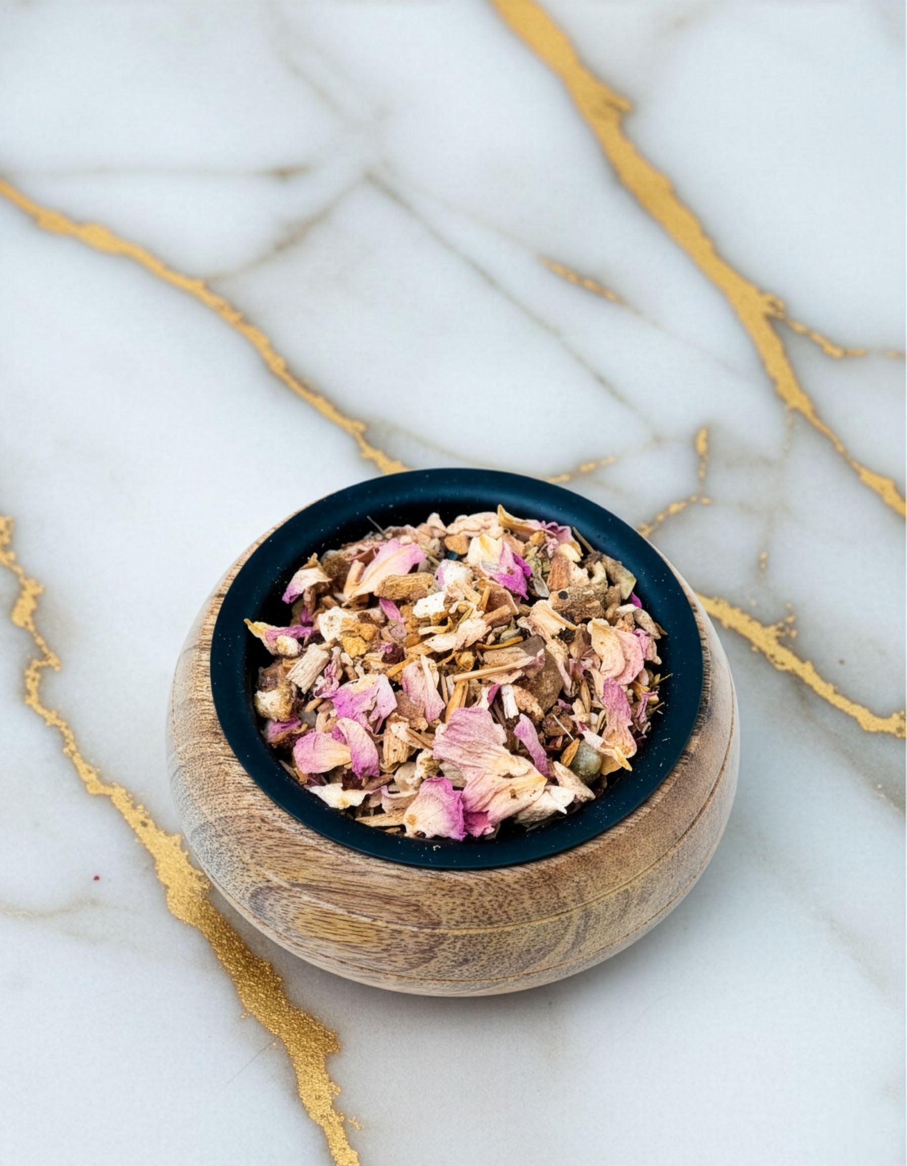 Blend botanic Nireya pentru fumigatie, compozitie din plante aromatice si rasini intr-un bol din lemn