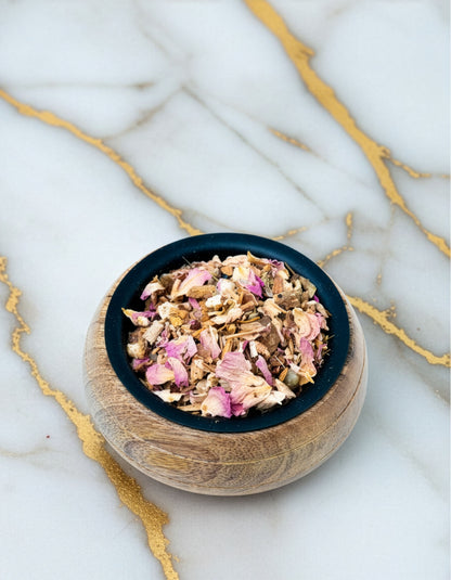 Blend botanic Nireya pentru fumigatie, compozitie din plante aromatice si rasini intr-un bol din lemn