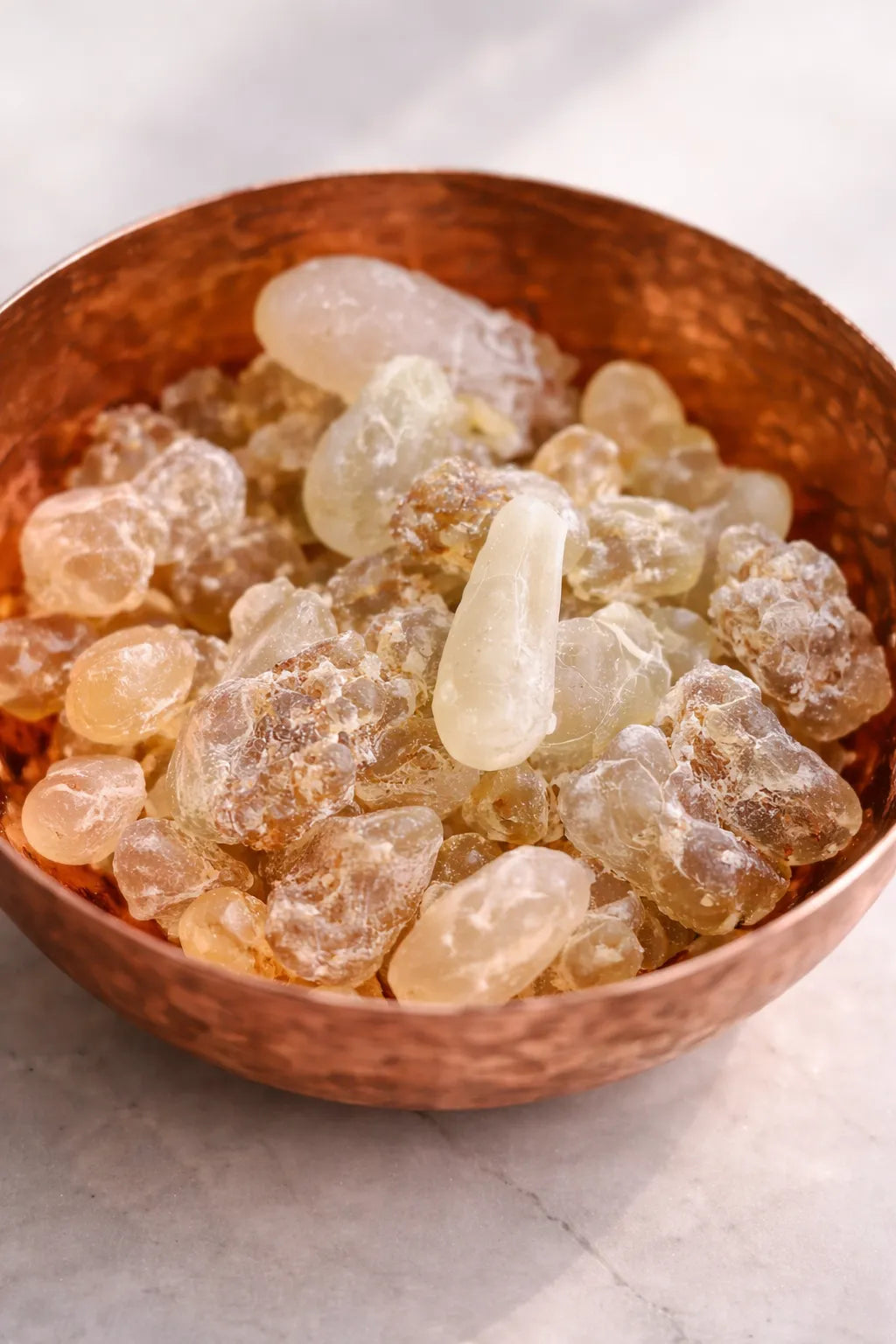 Rasina de tamaie Boswellia Sacra in bol de cupru, detaliu in lumina naturala