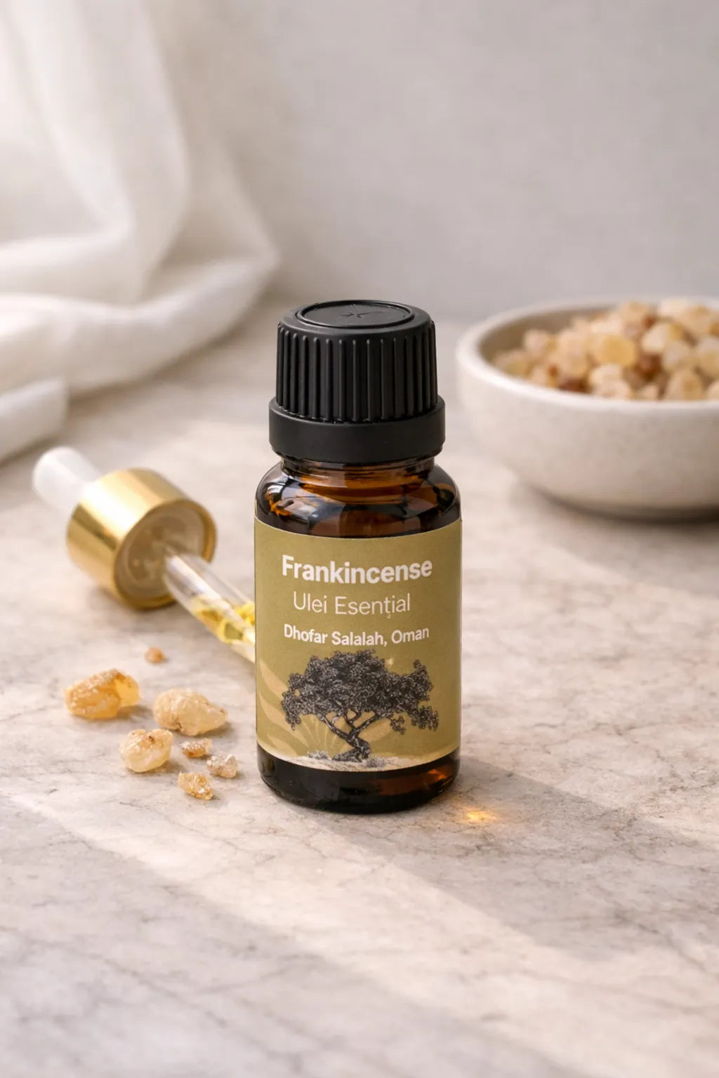 Ulei esential de tamaie Boswellia Sacra in sticla ambra, compozitie calma in lumina naturala