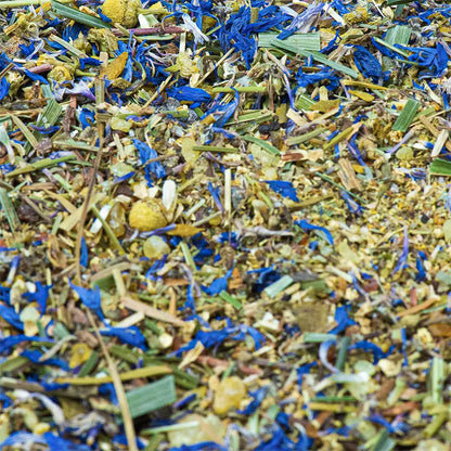 Textura de blend botanic THALARA pentru fumigatie, cu flori uscate albastre, ierburi aromatice si fragmente vegetale.