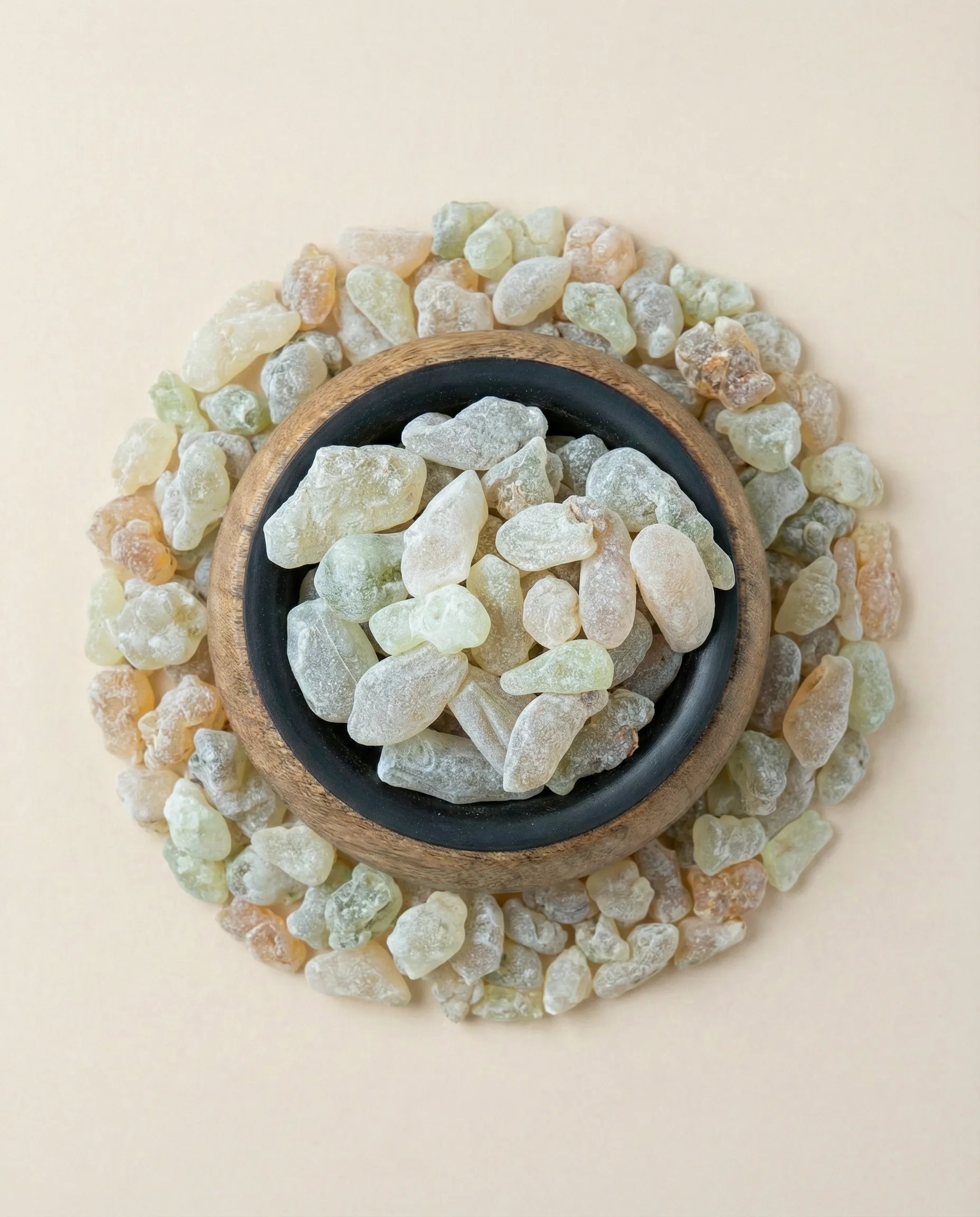 Tamaie Boswellia Sacra Sultans Reserve - rasini albe-verzui premium in bol de lemn pentru ritual de fumigatie