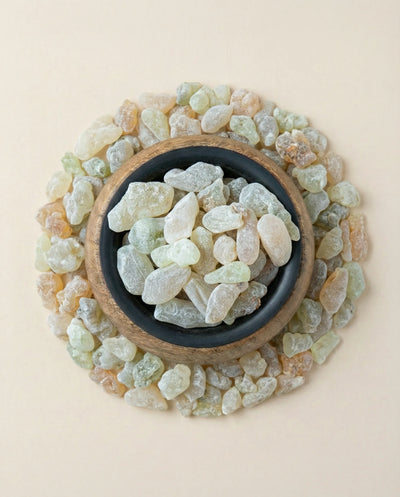 Tamaie Boswellia Sacra Sultans Reserve - rasini albe-verzui premium in bol de lemn pentru ritual de fumigatie