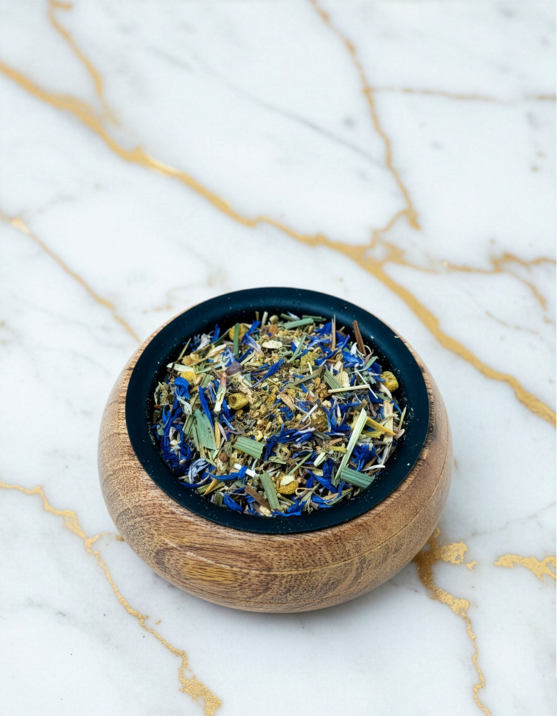 Blend botanic Thalara pentru fumigatie, amestec de plante aromatice si rasini naturale intr-un bol din lemn