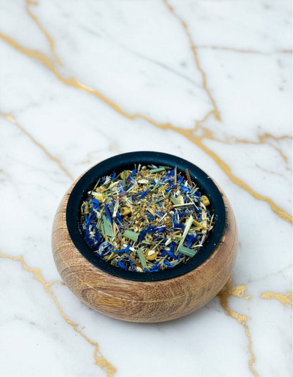 Blend botanic Thalara pentru fumigatie, amestec de plante aromatice si rasini naturale intr-un bol din lemn